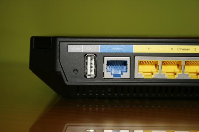 Puerto USB 2.0 y puerto GbE para la WAN del router TP-Link Archer C3200