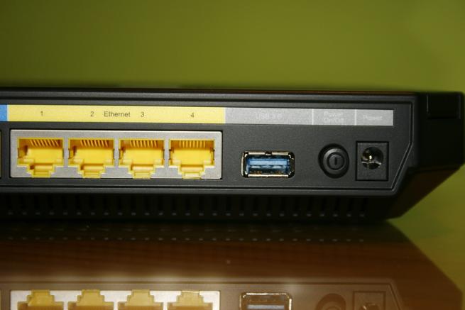 Puertos GbE para la LAN y el puerto USB 3.0 del router TP-Link Archer C3200