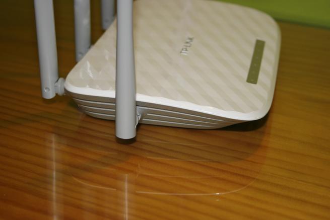 Lateral izquierdo del router Wi-Fi TP-Link Archer C60