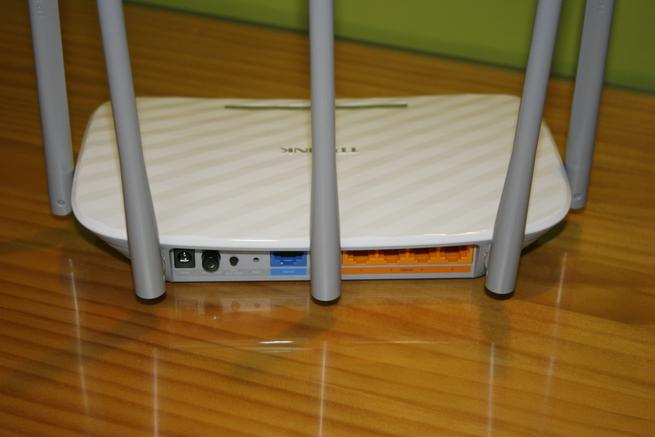 Trasera del router Wi-Fi TP-Link Archer C60 con todas las conexiones