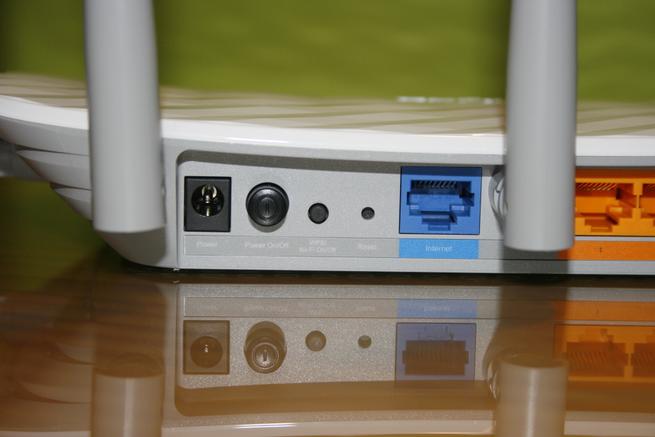 Botones de acción y puerto WAN del router Wi-Fi TP-Link Archer C60