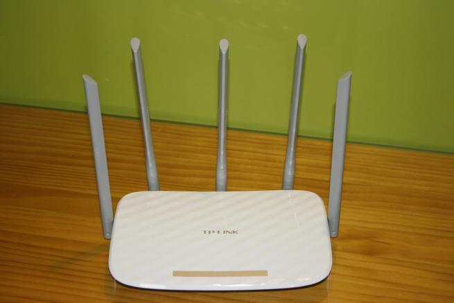 Vista frontal del router TP-Link Archer C60 en todo su esplendor
