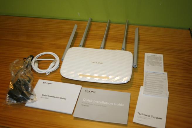 Vista del contenido de la caja del router TP-Link Archer C60