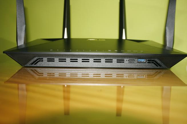 Frontal del router ASUS BRT-AC828 donde vemos el USB 3.0
