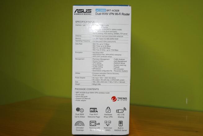 Lateral derecho de la caja del router profesional ASUS BRT-AC828
