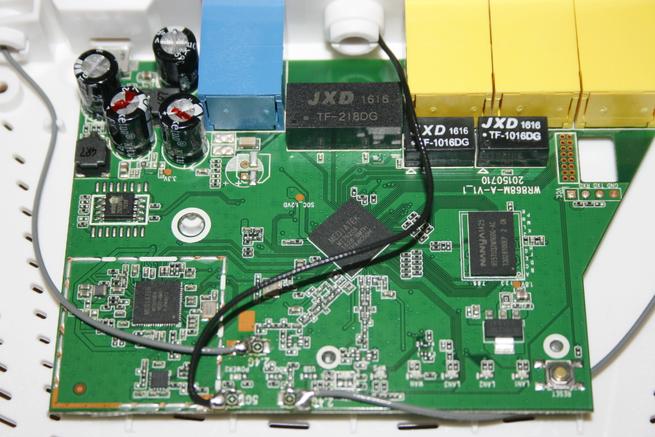 Placa base y todos los componentes del router Edimax BR-6208AC V2