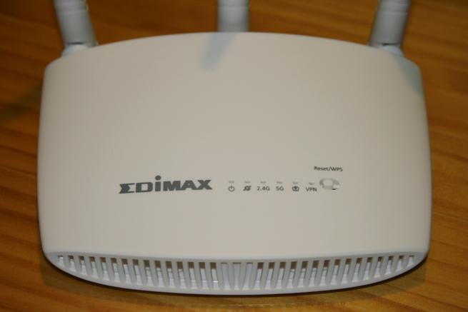 Frontal del router Edimax BR-6208AC V2 en detalle