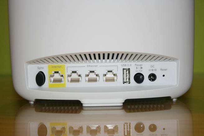 Conexiones cableadas y botones del NETGEAR Orbi Router