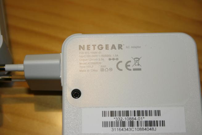 Transformador de corriente en detalle del NETGEAR Orbi RBK50
