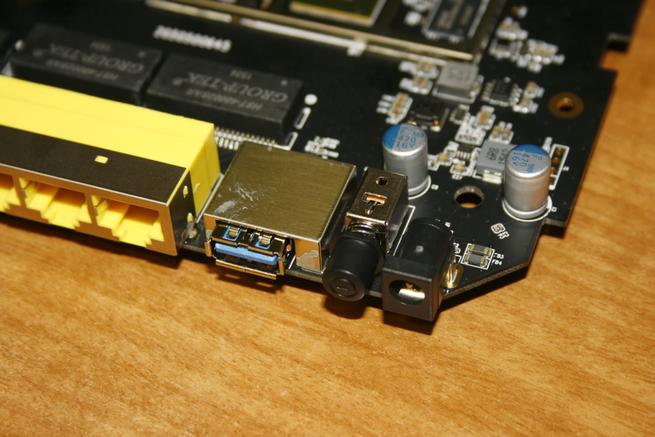 USB 3.0 y botón de encendido del router Zona Wi-Fi con los chipsets Broadcom del router TP-Link Archer C3200