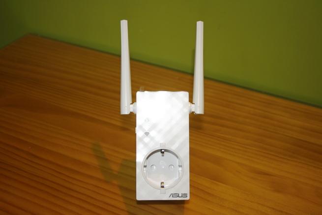 Frontal del repetidor Wi-Fi ASUS RP-AC53