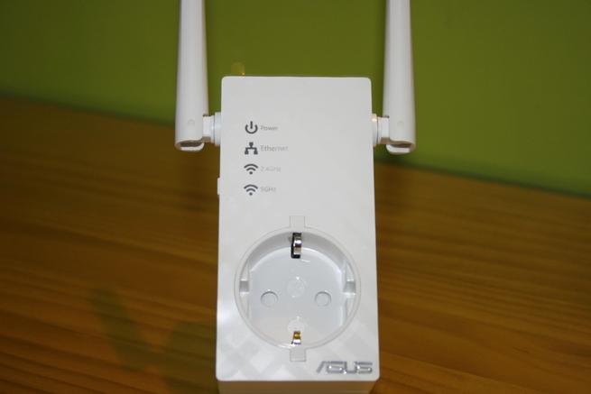 Socket eléctrico y LEDs del repetidor Wi-Fi ASUS RP-AC53