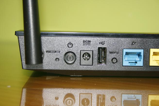Detalle de los botones y conector del router ASUS RT-AC52U B1