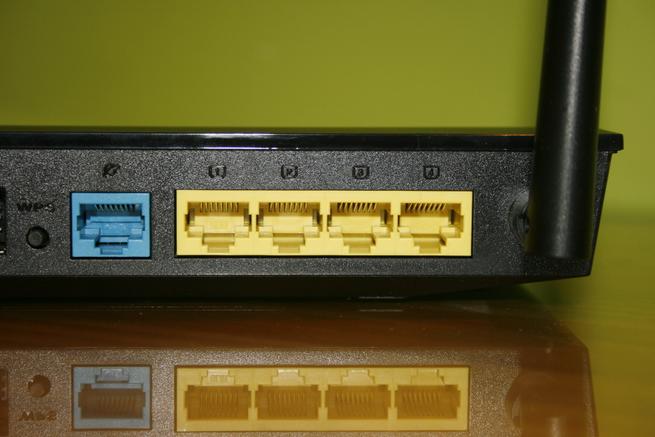 Puertos Gigabit Ethernet del router neutro ASUS RT-AC52U B1
