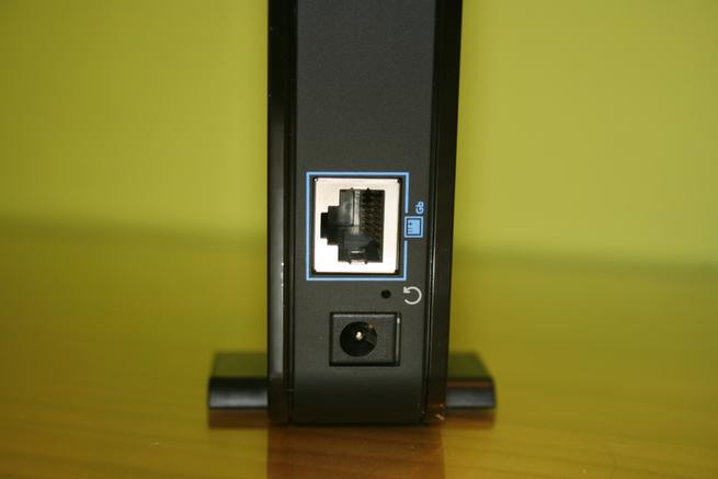 Puerto Gigabit Ethernet y conector alimentación del devolo GigaGate