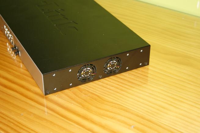 Lateral derecho del switch 10G D-Link DXS-1100-10TS con ventiladores