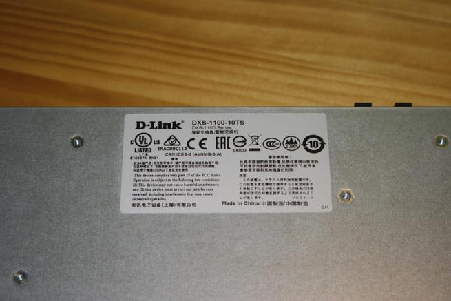Pegatina con el modelo y otros datos del switch 10G D-Link DXS-1100-10TS