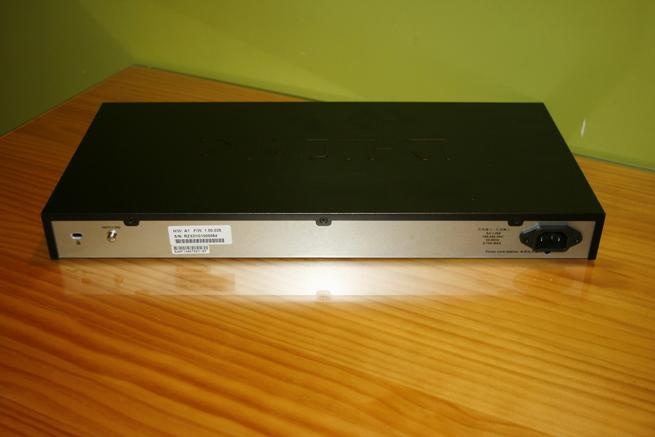 Trasera del switch 10G D-Link DXS-1100-10TS con el conector de alimentación