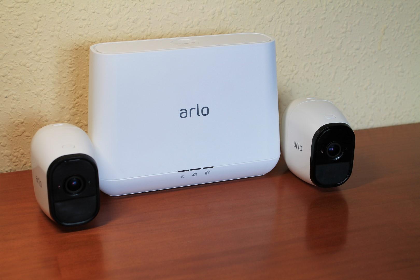 Estación base y cámaras IP del sistema de seguridad NETGEAR Arlo Pro