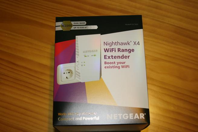 Frontal de la caja del repetidor NETGEAR EX7300