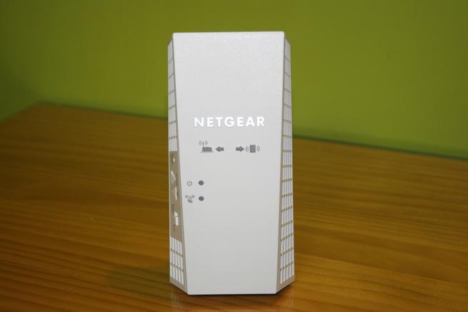 Frontal del repetidor Wi-Fi NETGEAR EX7300