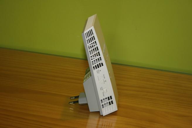 Lateral izquierdo del repetidor Wi-Fi NETGEAR EX7300