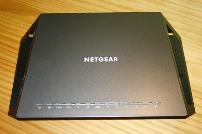 Frontal del router neutro NETGEAR R7800 con todo detalle