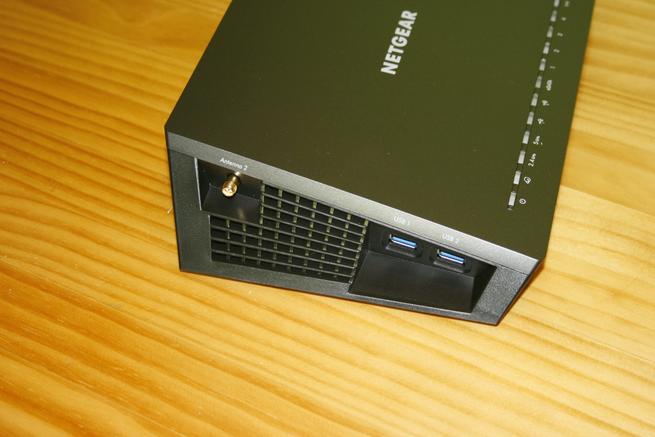 Lateral izquierdo del router neutro NETGEAR R7800