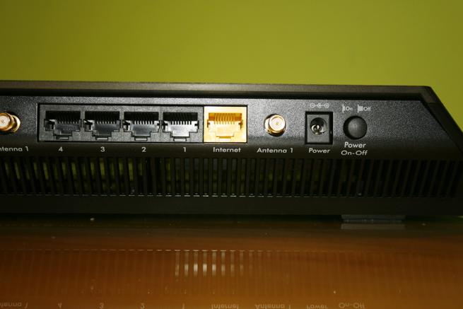 Puertos Gigabit y conector de alimentación del router neutro Vemos en detalle el puerto eSATA del router neutro NETGEAR R7800