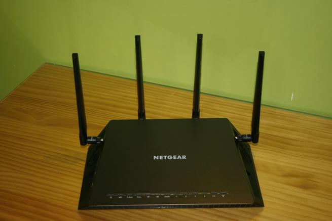 Descubre cómo es el router neutro Vemos en detalle el puerto eSATA del router neutro NETGEAR R7800
