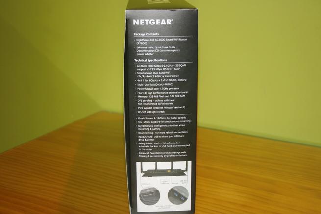 Lateral izquierdo de la caja del router neutro NETGEAR R7800