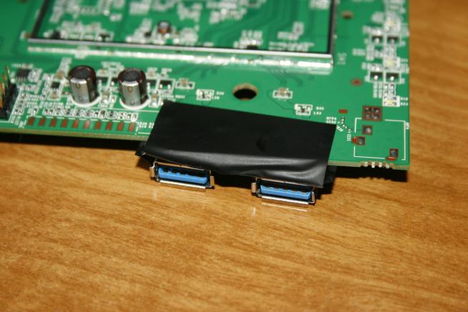 Puertos USB 3.0 del router neutro NETGEAR R7800