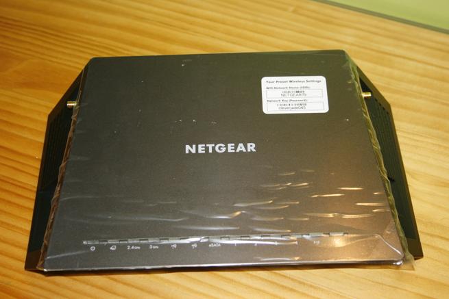 Router neutro NETGEAR R7800 perfectamente protegido por un plástico