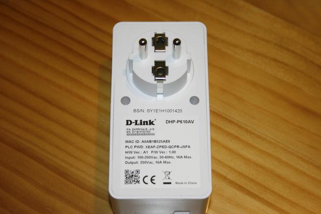 Zona posterior del PLC D-Link DHP-W611AV con la pegatina de datos de acceso