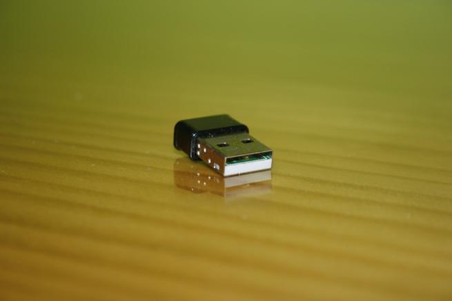 Conector USB del adaptador Wi-Fi Edimax EW-7822ULC con todo detalle