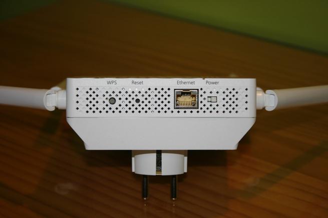 Detalle del puerto Gigabit del repetidor ASUS RP-AC87
