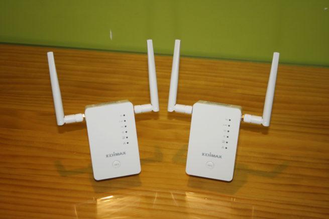 Vista frontal de los dos dispositivos del sistema Wi-Fi Mesh Edimax Gemini RE11S