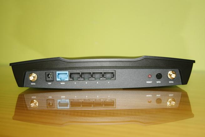 Trasera del router neutro Edimax Gemini RE21S con botones y puertos
