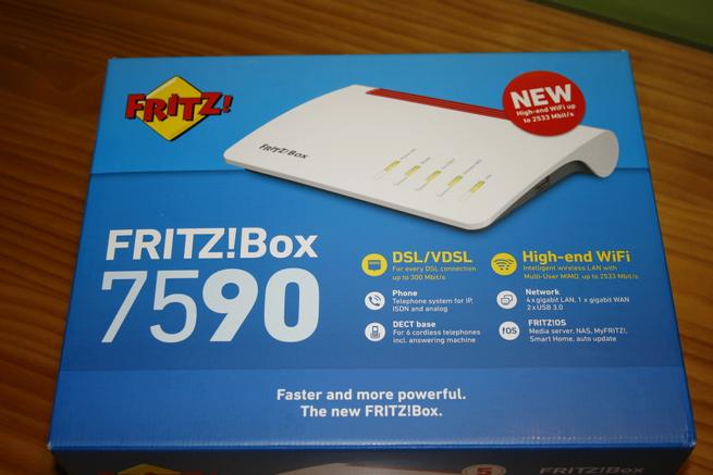 Frontal de la caja del router de alto rendimiento FRITZ!Box 7590