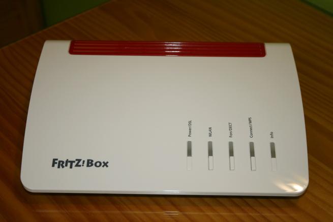 Frontal del router de alto rendimiento FRITZ!Box 7590
