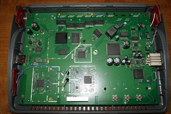 Descubre todos los componentes del router de alto rendimiento FRITZ!Box 7590