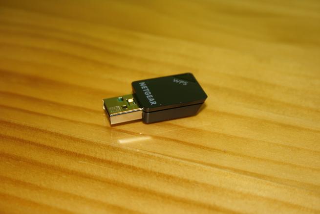 Frontal del adaptador Wi-Fi NETGEAR A6100 con USB