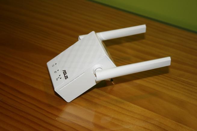 Lateral derecho del repetidor Wi-Fi ASUS RP-AC51