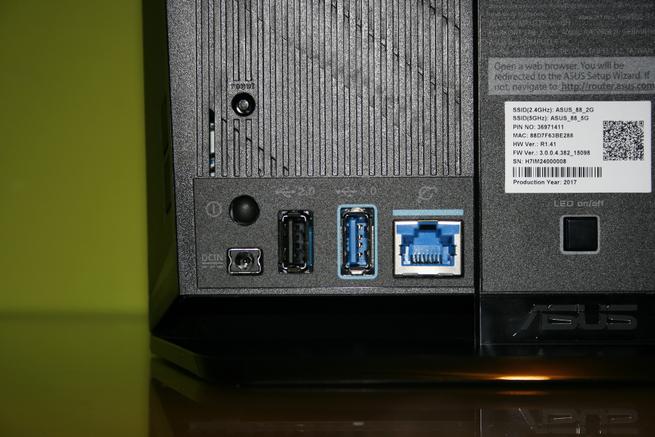 Panel de conectores izquierdo del router ASUS RT-AC86U