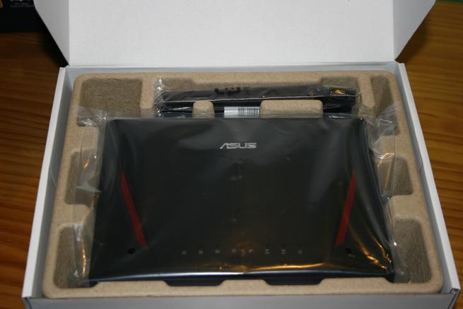Router neutro gaming ASUS RT-AC86U en el interior de la caja