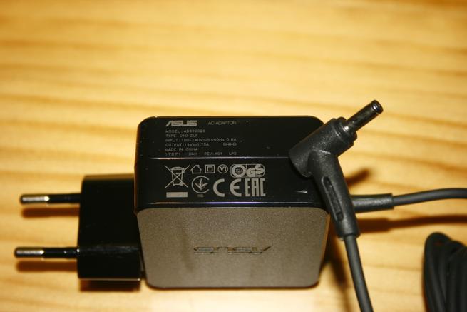 Vista del transformador de corriente del router gaming ASUS RT-AC86U