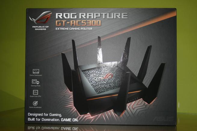 Frontal de la caja del router neutro gaming ASUS GT-AC5300