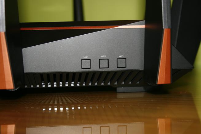 Botones del router gaming ASUS GT-AC5300: Wi-Fi, WPS y LEDs