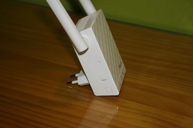 Lateral izquierdo del repetidor Wi-Fi ASUS RP-AC55