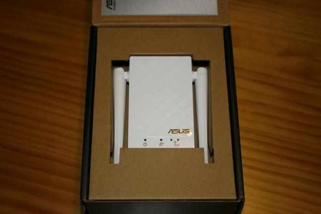 Interior de la caja del repetidor Wi-Fi ASUS RP-AC55